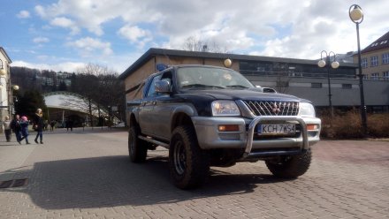 Samochód wyjeżdżający na trasę rajdu