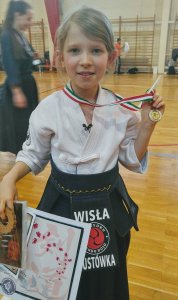 Lena Pustówka prezentuje medal