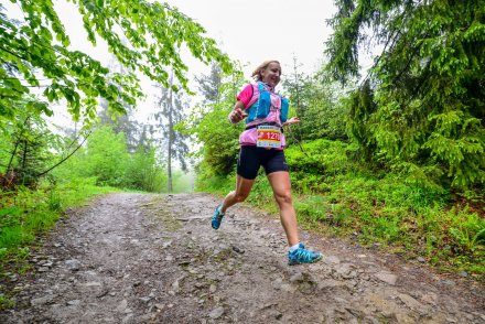 Zawodniczka na trasie biegu