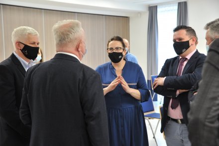 Rozmowy samorządowców z uczestnikami spotkania