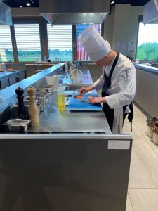 Damian Badura w trakcie przygotowania konkursowego menu