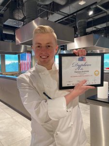 Damian Badura z pamiątkowym dyplomem