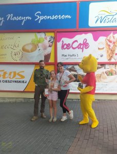 Osoby zaangażowane w zbiórkę w amfiteatrze