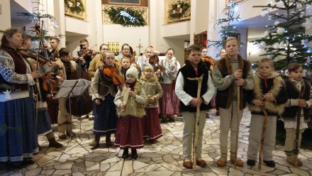 Mała Jetelinka podczas występu w Kościele Katolickim