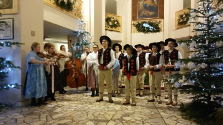 Zespół Regionalny "Wisła" podczas występu w Kościele Katolickim