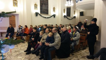 Publiczność słuchająca występy w Kościele Katolickim