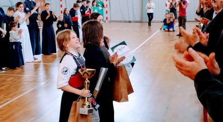 Lena Pustówka odbiera trofeum