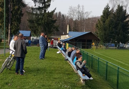 Kibice obserwujący zmagania piłkarzy