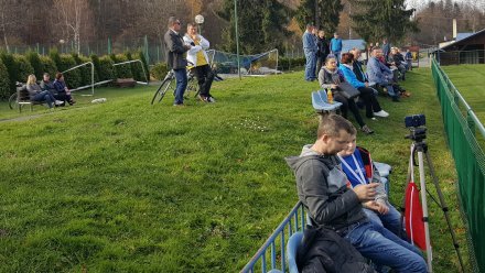 Kibice obserwujący zmagania piłkarzy
