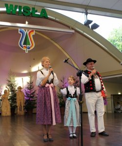Konferansjerzy wchodzą na scenę