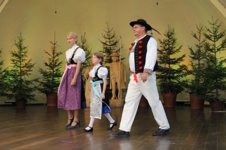 Konferansjerzy wchodzą na scenę