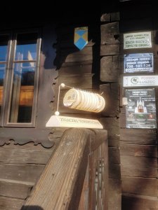 fragmenty zabytkowego budynku