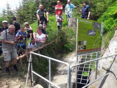 Pierwsi chętni w kolejce do zejścia