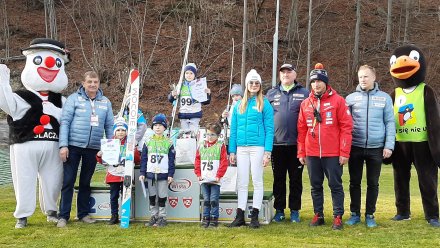 Młodzi zawodnicy na podium imprezy
