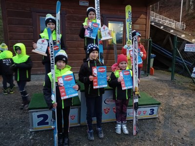 Młodzi zawodnicy na podium