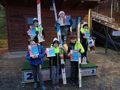 Młodzi zawodnicy na podium
