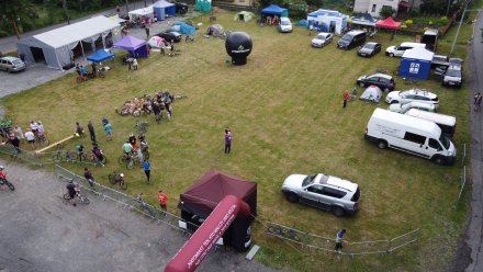 Widok bazy rajdu z lotu dronem