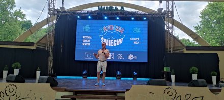 Prowadzący Pandemię Śmiechu Cezary Pazura