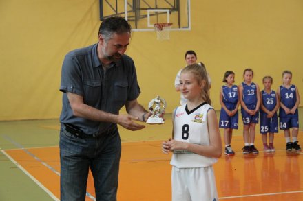 Karolina Kiraga odbiera nagrodę dla najskuteczniejszej zawodniczki turnieju