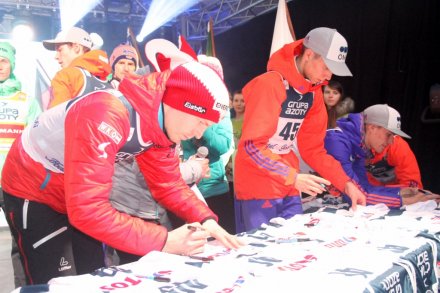 Michael Hayboeck podpisuje plastron