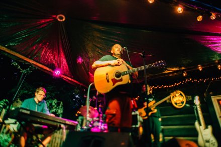 Zespół Dom o Zielonych Progach na scenie przy schronisku Soszów