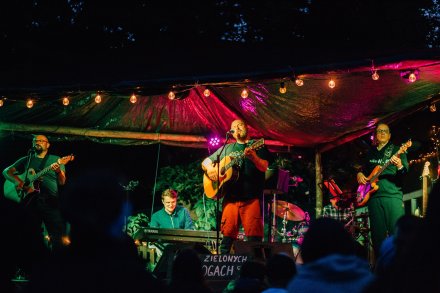 Na scenie przed schroniskiem na Soszowie