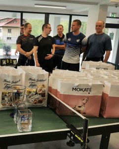 Uczestnicy Turnieju wraz z pucharami i nagrodami