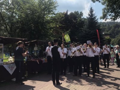 Orkiestra dęta przeszła z Placu Hoffa pod amfiteatr