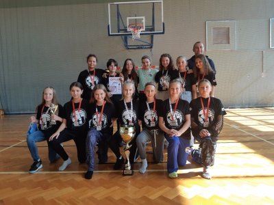 Wiślańskie zawodniczki z trenerem w czasie zawodów w Bochni