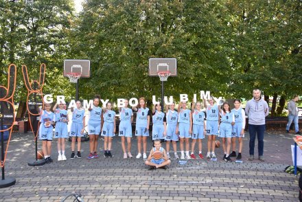 Wiślańska Druzyna koszykarska U13 z trenerem.