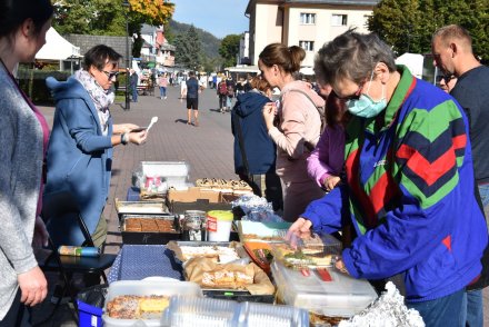 Sprzedaż ciast podczas pikniku