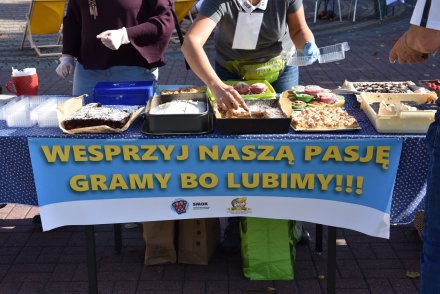 Napis "Wesprzyj naszą pasję. Gramy bo lubimy."
