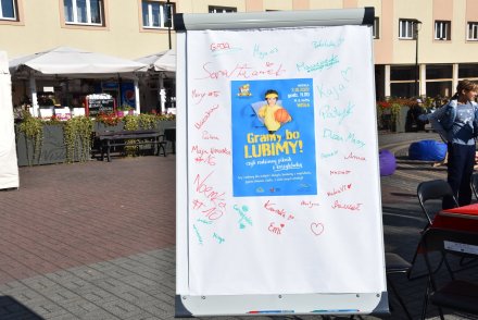 Plakat pikniku z podpisami zawodniczek