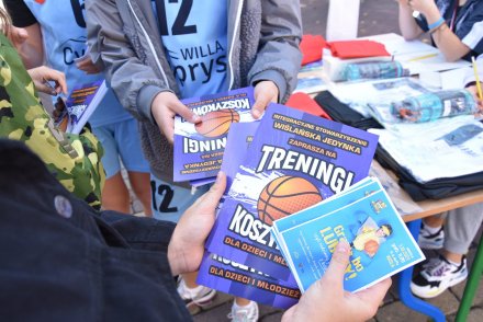 Zawodniczki rozdają ulotki klubowe.