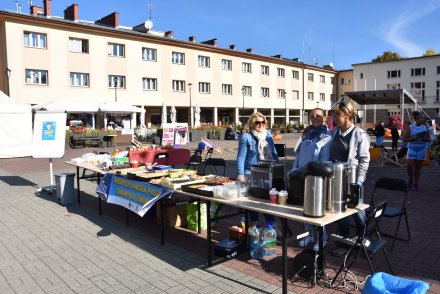 Sprzedaż ciast podczas pikniku.