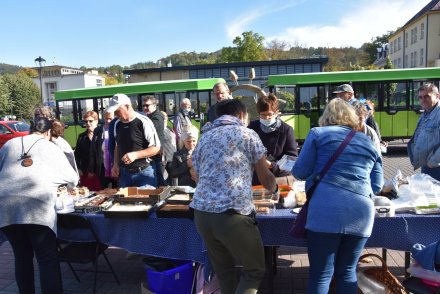 Sprzedaż ciast podczas pikniku.