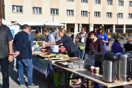 Sprzedaż ciast podczas pikniku.