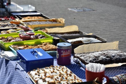 Sprzedaż ciast podczas pikniku.