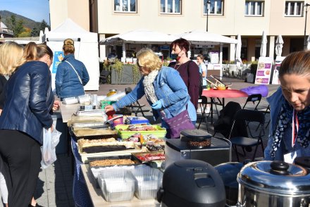 Sprzedaż ciast podczas pikniku.