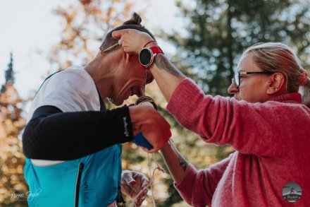Wręczenie medalu na mecie