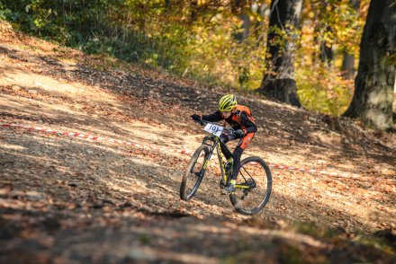 Piotrek Rensz podczas podjazdu na Stożek