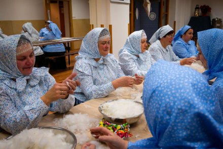 Uczestniczki warsztatów przy darciu pierza