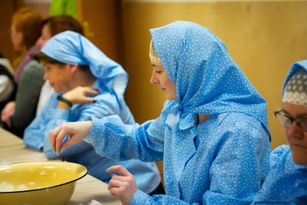 Uczestniczki warsztatów przy darciu pierza