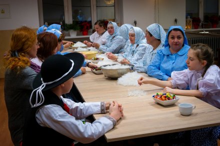 Uczestniczki warsztatów przy darciu pierza