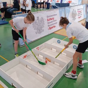 Duet uczniów próbujących sił w hokeja