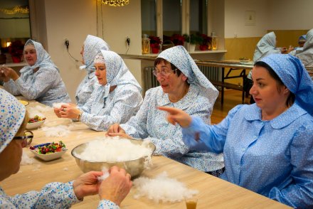 Uczestniczki warsztatów przy darciu pierza