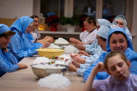 Uczestniczki warsztatów przy darciu pierza