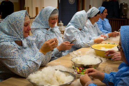 Uczestniczki warsztatów przy darciu pierza