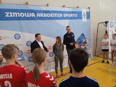 Burmistrz Tomasz Bujok, Weronika Nowakowska-Ziemniak oraz przedstawiciel organizatora Festiwalu Sportów Zimowych