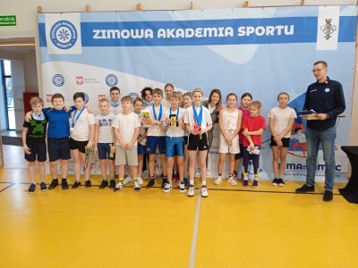 Jedna z grup uczniów uczestniczących w festiwalu na wspólnym zdjęciu z Weroniką Nowakowską-Ziemniak